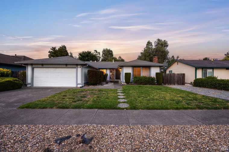 Photo of 1936 Lariat St Santa Rosa, CA 95403
