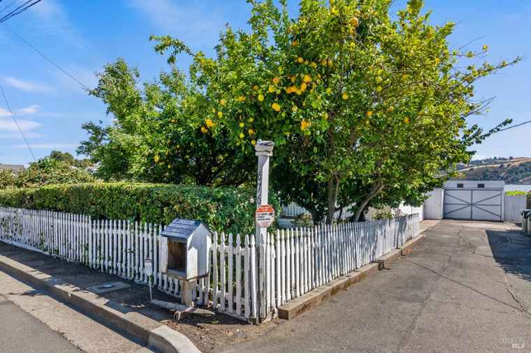 Photo of 676 W I St Benicia, CA 94510