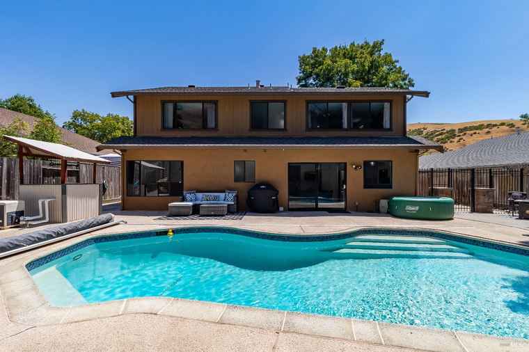 Photo of 877 Rose Dr Benicia, CA 94510