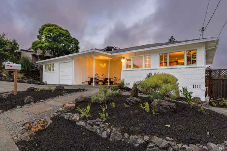 Photo of 824 Middlefield Dr Petaluma, CA 94952