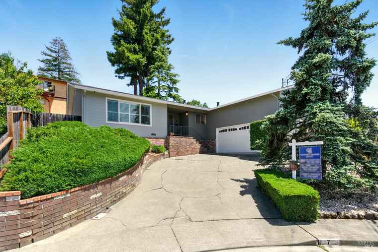 Photo of 7 Arlene Ct Petaluma, CA 94952
