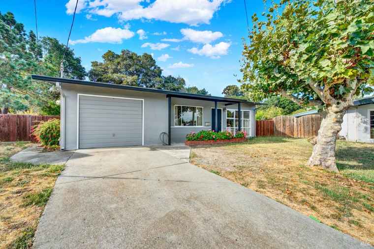 Photo of 332 Calais Dr Pinole, CA 94564