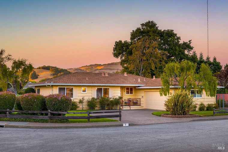 Photo of 7 Laurie Ct Novato, CA 94947
