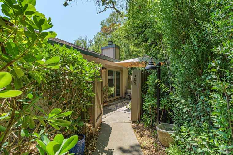 Photo of 209 Antoinette Ct Novato, CA 94947