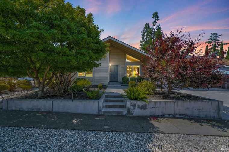 Photo of 5332 Santa Teresa Ave Santa Rosa, CA 95409