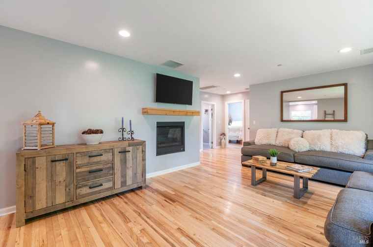 Photo of 110 Clayton St San Rafael, CA 94901