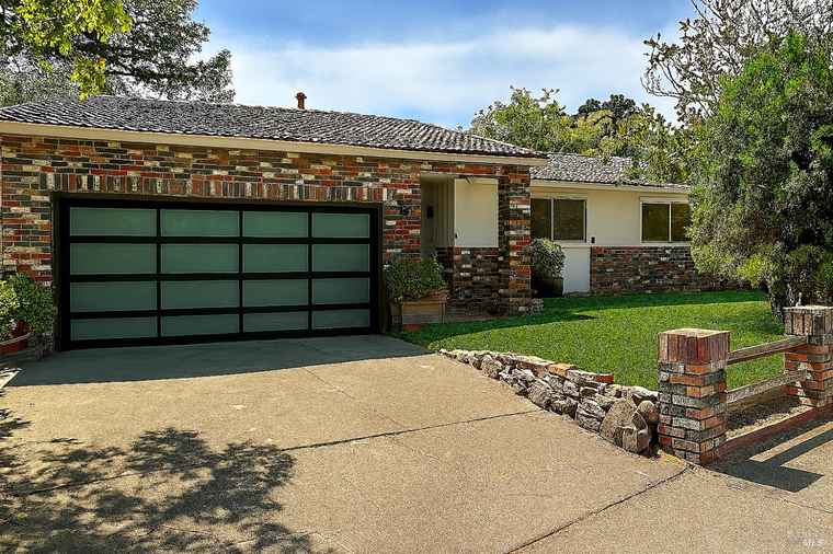 Photo of 19015 Junipero Serra Dr Sonoma, CA 95476