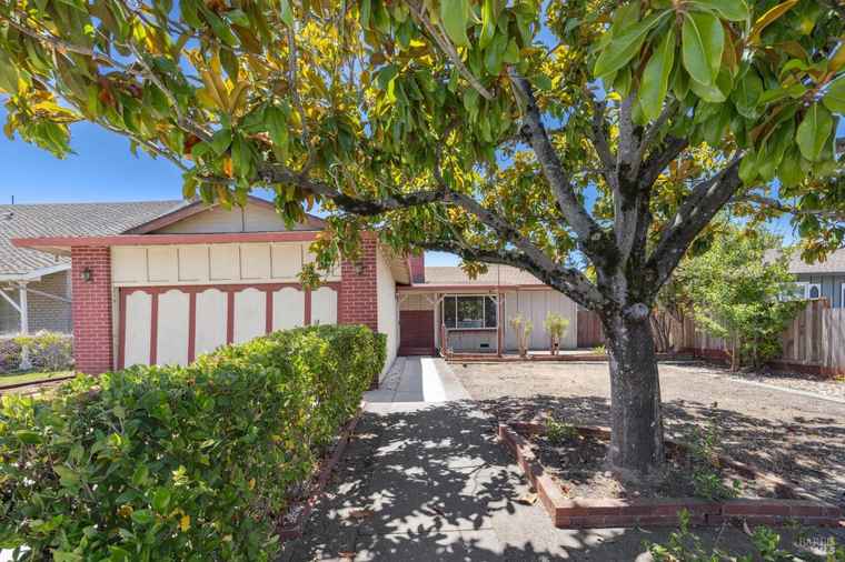 Photo of 18 Eastside Cir Petaluma, CA 94954