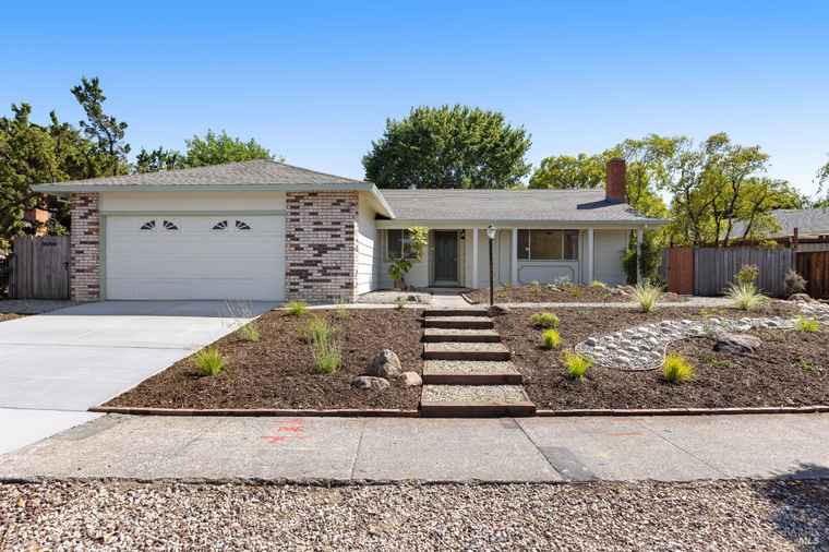Photo of 2454 Appletree Dr Santa Rosa, CA 95403