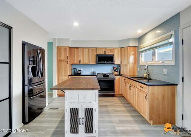 Property at 3265 Montclaire Ct Unit 17E, Anchorage, AK 99503, 3 beds, 2.5 baths