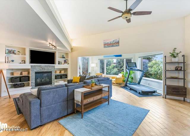Property at 717 O St #3, Anchorage, AK 99501, 3 beds, 2 baths