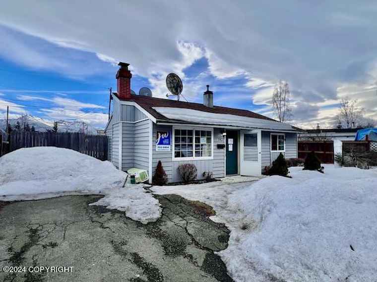 Photo of 1421 Twining Dr Anchorage, AK 99504