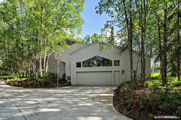 Photo of 4225 London Cir Anchorage, AK 99504