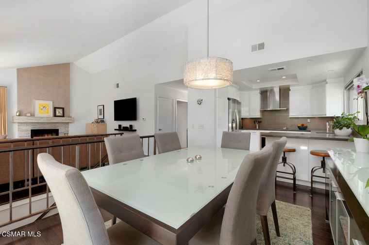 Photo of 202 Estrellita Ln Oak Park, CA 91377