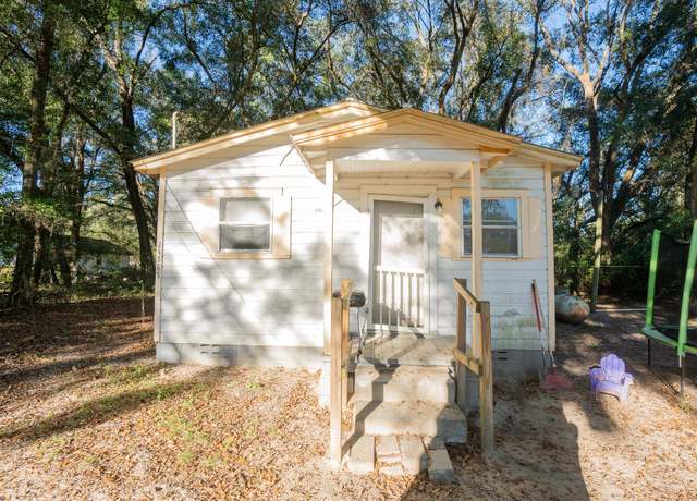 Property at 24587 Blue Star Hwy, Quincy, FL, 2 beds, 1 bath