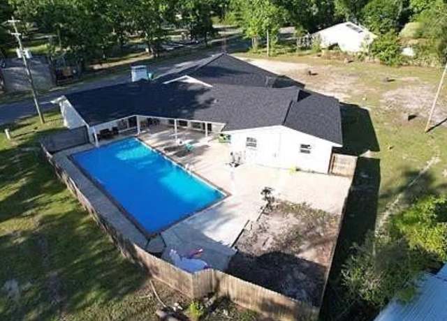 Property at 27 Hickory Ave, Crawfordville, FL 32327, 4 beds, 2.5 baths