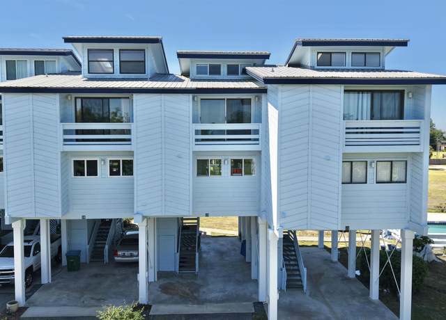 Property at 17 Harbour Point Dr, Crawfordville, FL 32327, 2 beds, 2.5 baths