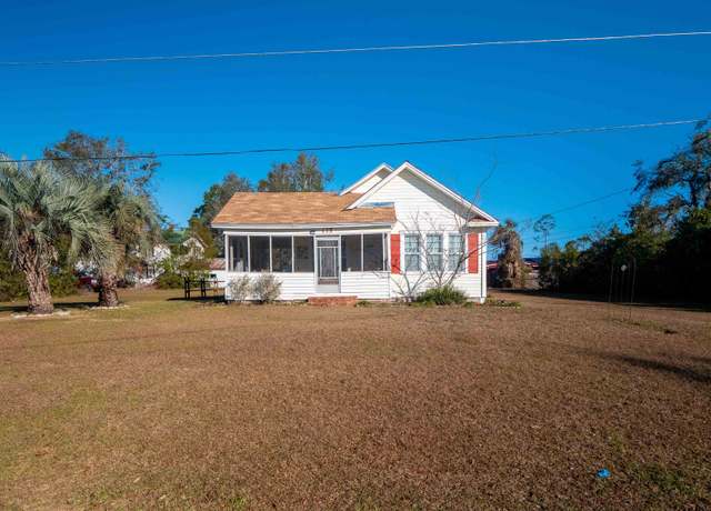 Property at 135 SE Oak St, Madison, FL 32340, 3 beds, 2 baths