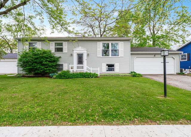 Property at 1710 Peachtree Dr, Valparaiso, IN 46383, 5 beds, 2.5 baths