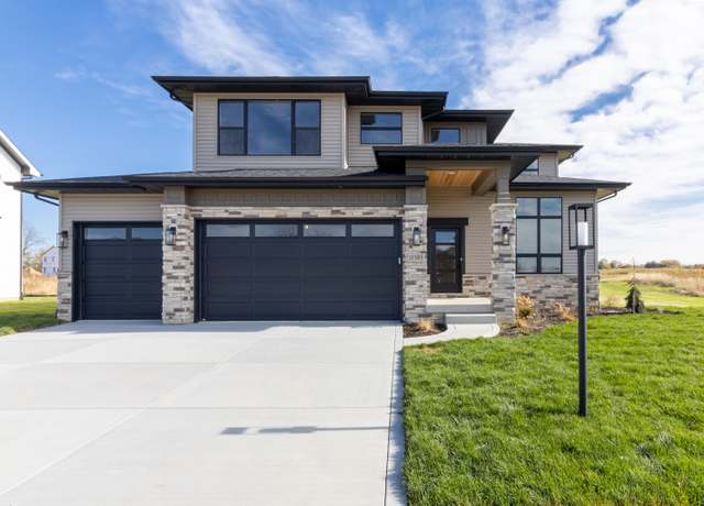 Property at 1757 Forest Ridge Dr, Valparaiso, IN 46385, 3 beds, 2.5 baths