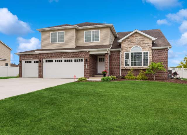 Property at 512 Scenic View Ave, Valparaiso, IN 46385, 4 beds, 2.5 baths