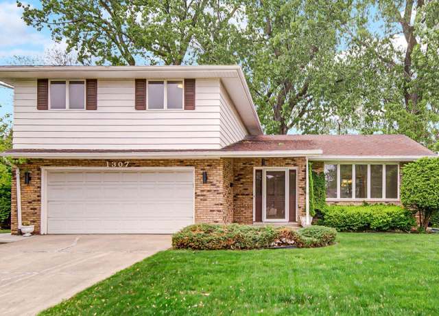 Property at 1307 Azalea Dr, Munster, IN 46321, 3 beds, 2.5 baths