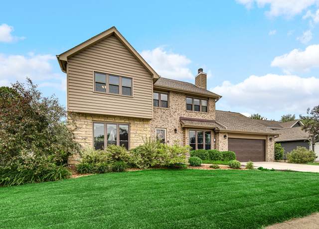 Property at 251 Pineview Ln, Valparaiso, IN 46383, 3 beds, 2.5 baths
