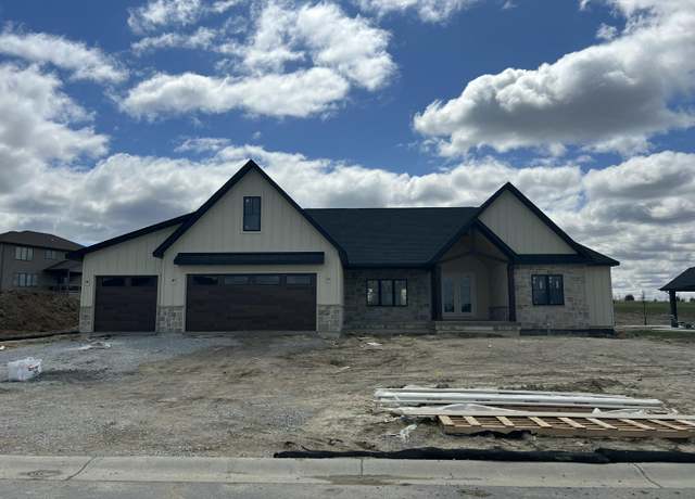 Property at 10137 Lakeview Dr, St. John, IN 46373, 4 beds, 3.5 baths