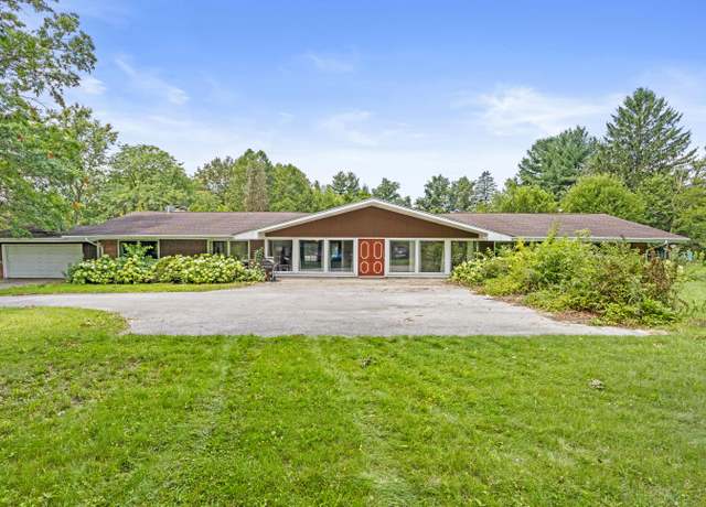 Property at 221 W 150 N, Valparaiso, IN 46385, 5 beds, 4 baths
