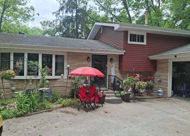 Property at 1954 Lawndale Dr, Valparaiso, IN 46383, 3 beds, 2 baths