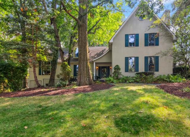 Property at 122 Shorewood Dr, Valparaiso, IN 46385, 4 beds, 3.5 baths