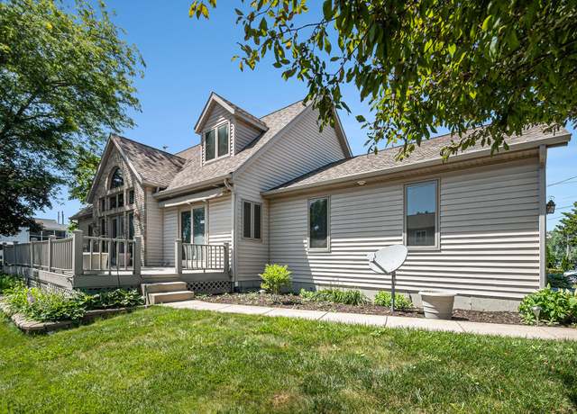 Property at 10429 Moore St, Syracuse, IN 46567, 5 beds, 3 baths