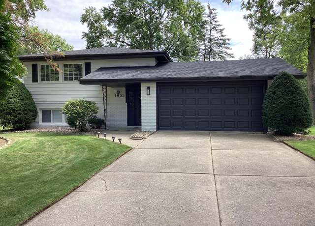 Property at 1901 Chippewa Dr, Schererville, IN 46375, 5 beds, 2 baths
