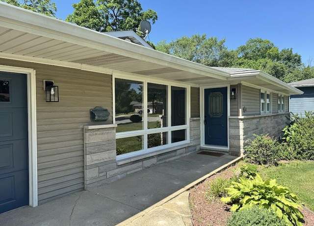 Property at 1009 Lake George Dr, Hobart, IN 46342, 5 beds, 2.5 baths