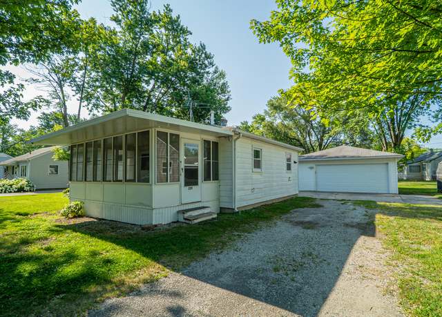 Property at 229 Oak St, Crown Point, IN 46307, 4 beds, 1 bath