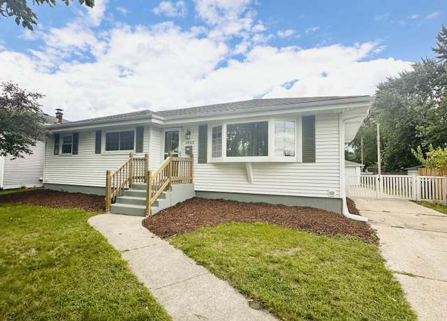 Property at 1023 Jackson Pl, Dyer, IN 46311, 4 beds, 1.5 baths