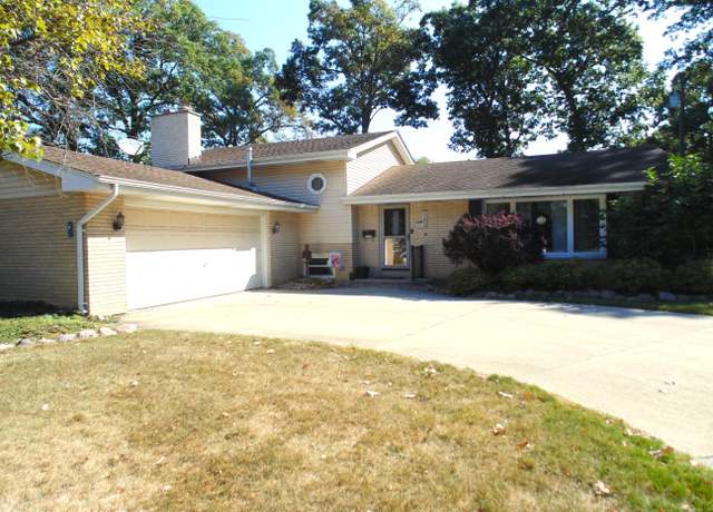 Property at 319 Crestwood Dr, Hobart, IN 46342, 3 beds, 2 baths