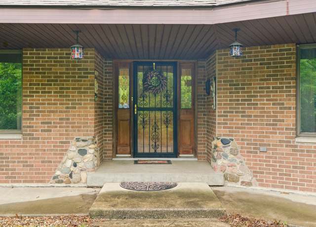Property at 617 N Field Dr, Valparaiso, IN 46383, 3 beds, 3.5 baths