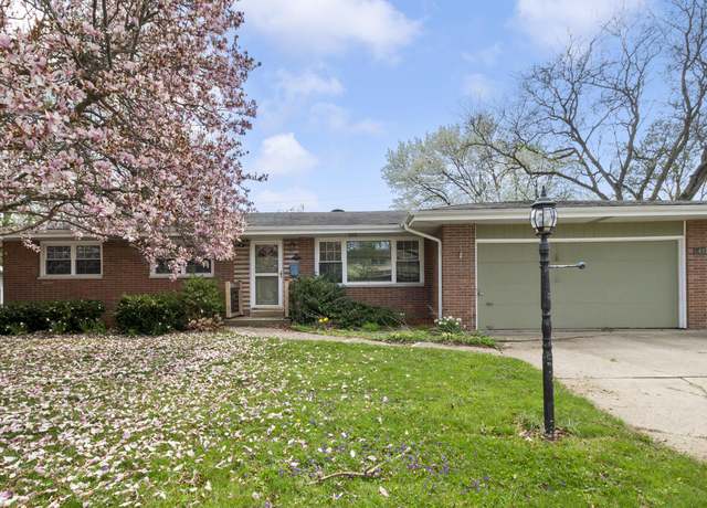 Property at 407 E Elizabeth Dr, Crown Point, IN 46307, 3 beds, 2 baths