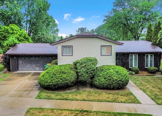 Property at 9421 Cottonwood Dr, Munster, IN 46321, 4 beds, 3 baths