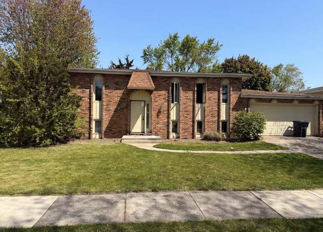 Property at 1806 W 94th Pl, Crown Point, IN 46307, 4 beds, 2 baths