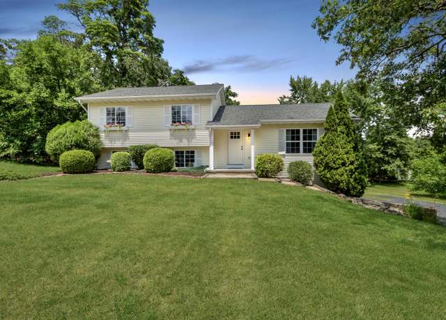 Property at 5584 E 989 N, Demotte, IN 46310, 3 beds, 2.5 baths