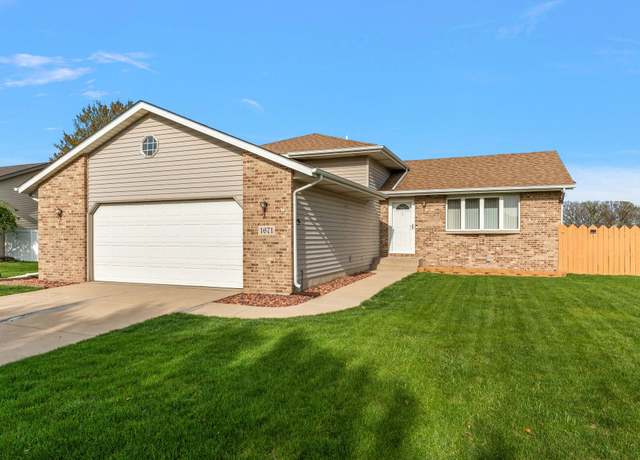 Property at 1671 Amber Dr, Hobart, IN 46342, 4 beds, 3 baths