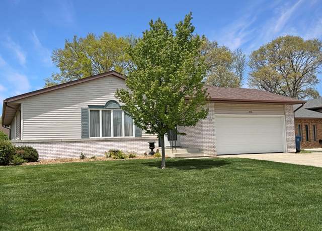 Property at 930 Brooke Ln, Schererville, IN 46375, 3 beds, 2.5 baths
