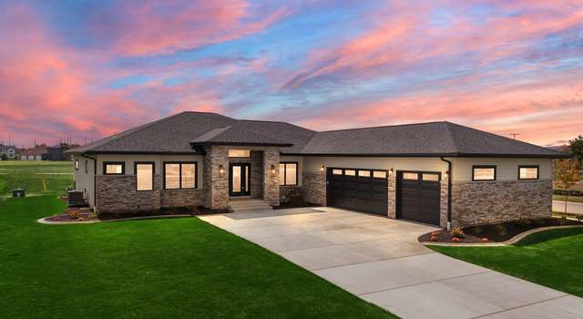 Property at 444 Donna Dr, Munster, IN 46321, 5 beds, 4.5 baths