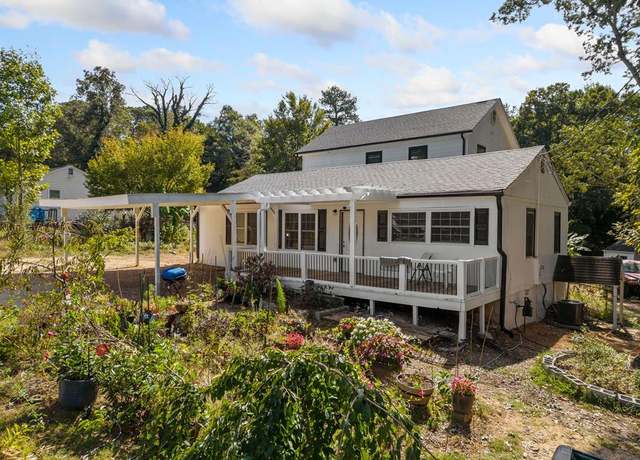 Property at 717 SW Chamberlain Cir, Marietta, GA 30008, 6 beds, 3 baths
