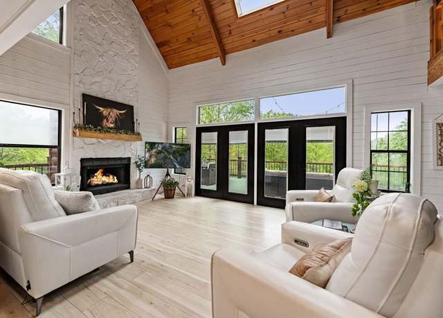 Property at 400 Creekside Dr, Mccaysville, GA 30555, 3 beds, 4.5 baths