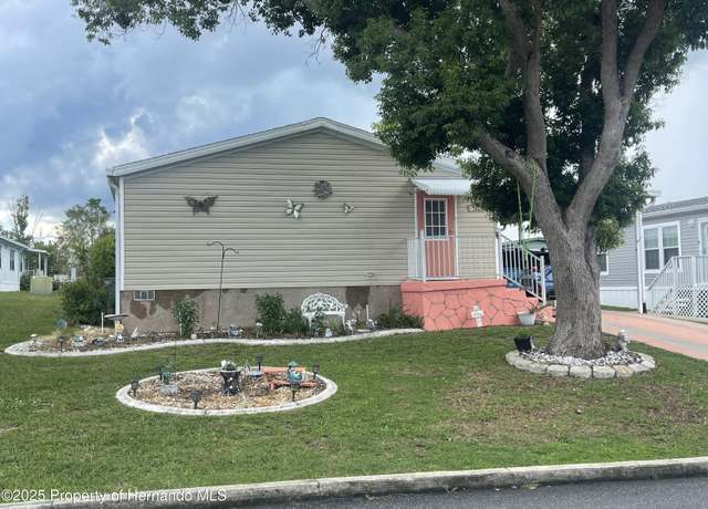Property at 15060 Rialto Ave, Brooksville, FL 34613, 3 beds, 3 baths