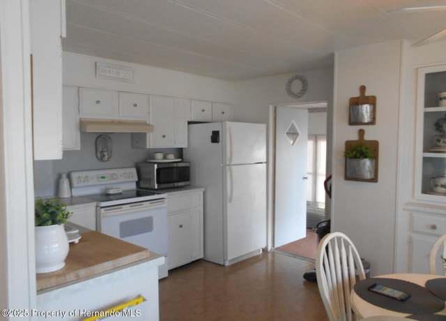 Property at 9006 Central Ave, Brooksville, FL 34613, 2 beds, 2 baths