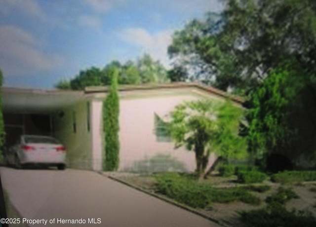 Property at 8112 Country Club Dr, Brooksville, FL 34613, 2 beds, 2 baths